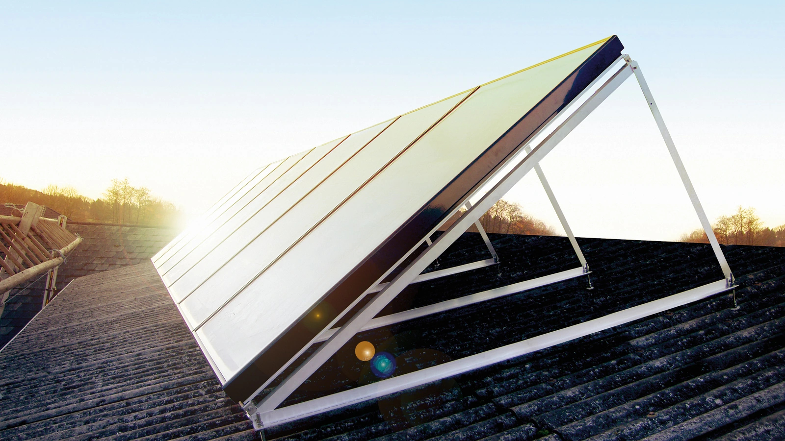 Aufgeständerte Solarthermie-Kollektoren auf einem Hausdach